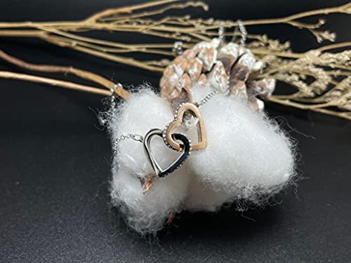 Collier Personnalisé pour Femme avec Pendentif en Forme de Coeurs Entrelacés Contenant un Message d’Amour pour Votre Fille signé Maman | Idée Cadeau Anniversaire, Noël, Fête des Mères, St Valentin. Collier Personnalisé pour Femme avec Pendentif en Forme de Coeurs Entrelacés Contenant un Message d’Amour pour Votre Fille signé Maman | Idée Cadeau Anniversaire, Noël, Fête des Mères, St Valentin.