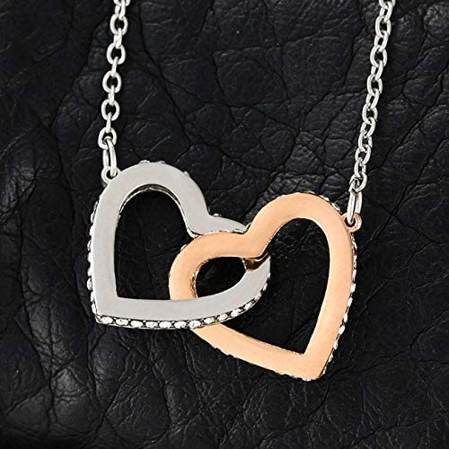 Collier Personnalisé pour Femme avec Pendentif en Forme de Coeurs Entrelacés Contenant un Message d’Amour pour Votre Fille signé Maman | Idée Cadeau Anniversaire, Noël, Fête des Mères, St Valentin. Collier Personnalisé pour Femme avec Pendentif en Forme de Coeurs Entrelacés Contenant un Message d’Amour pour Votre Fille signé Maman | Idée Cadeau Anniversaire, Noël, Fête des Mères, St Valentin.