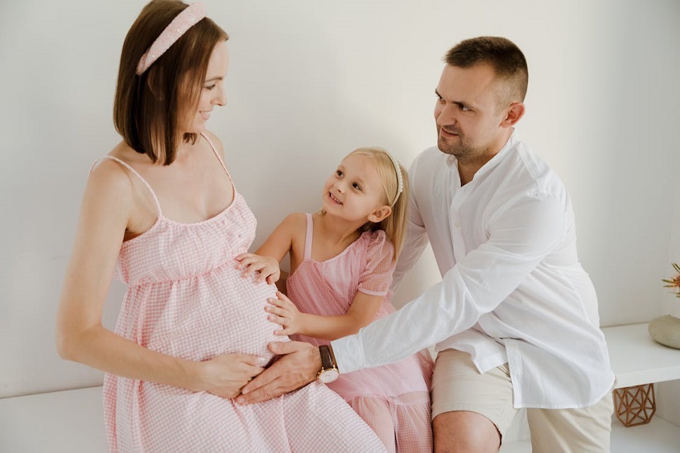 Annoncer votre grossesse à votre autre enfant doucement