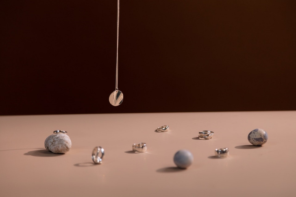 Peut-on offrir un bijou en acier en cadeau ?