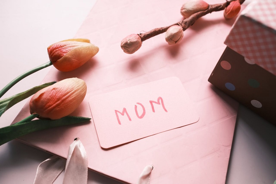 Des cadeaux élégants pour maman en 2025